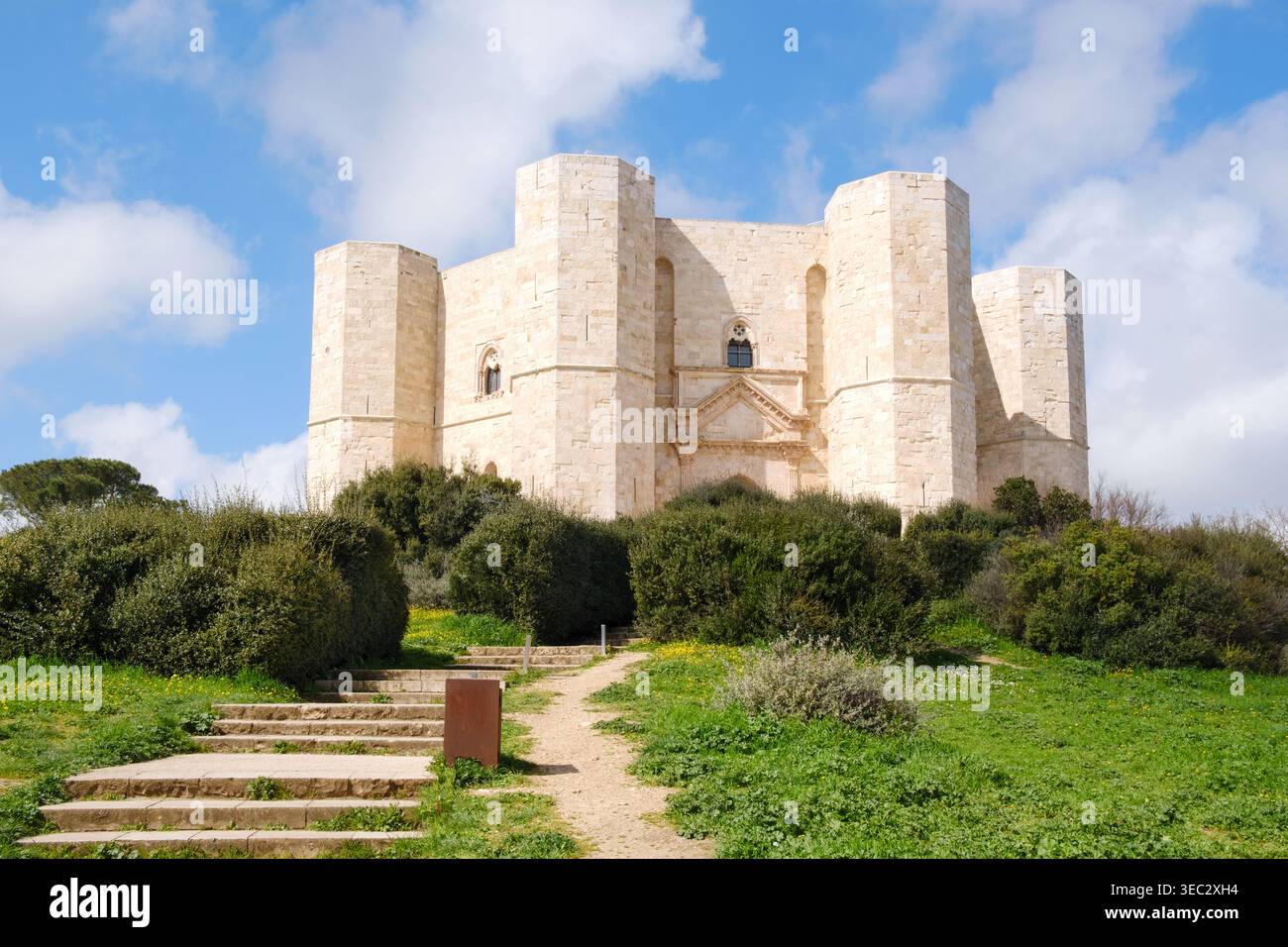 Il grande Castel del Monte nel sud Italia, uno dei monumenti più iconici e misteriosi dell'italia meridionale Foto Stock