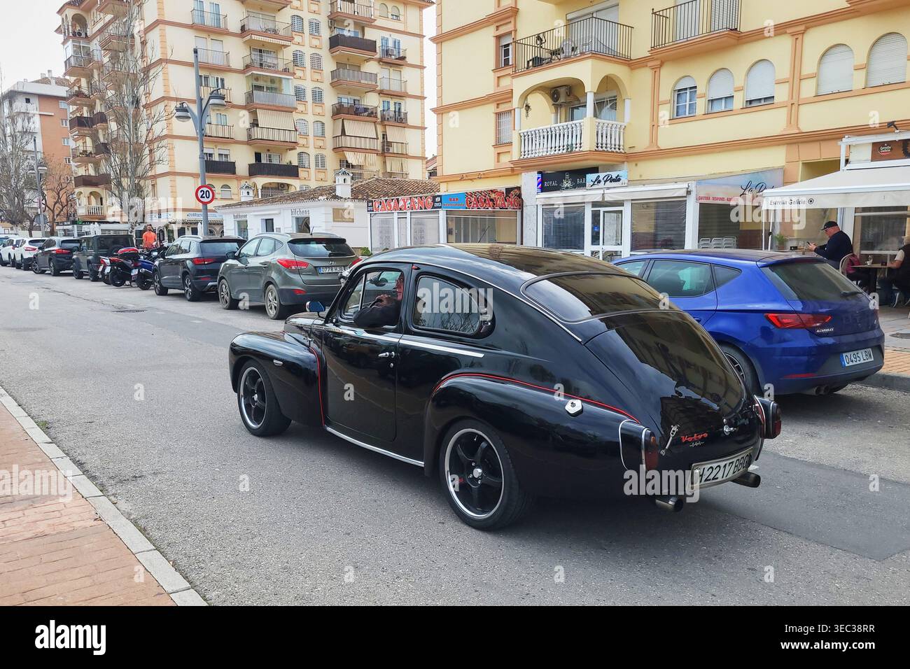 Classic Black Volvo PV544 Restomod guida per le strade di Fuengirola, Spagna. Foto Stock
