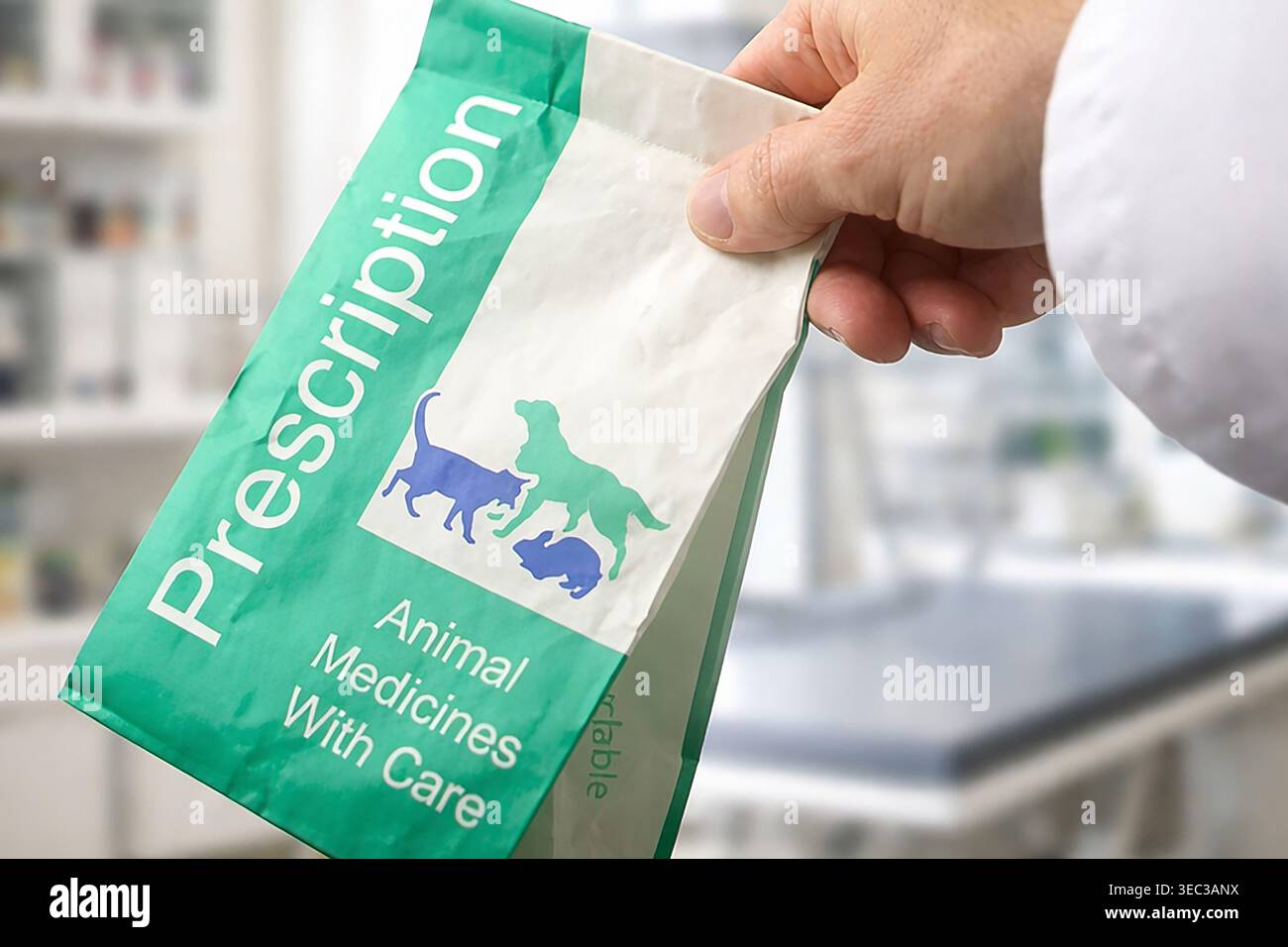 Veterinario o veterinario che consegna un sacchetto di carta di farmaci per animali ***fotografia originale del collaboratore, modificata utilizzando strumenti di IA ** Foto Stock
