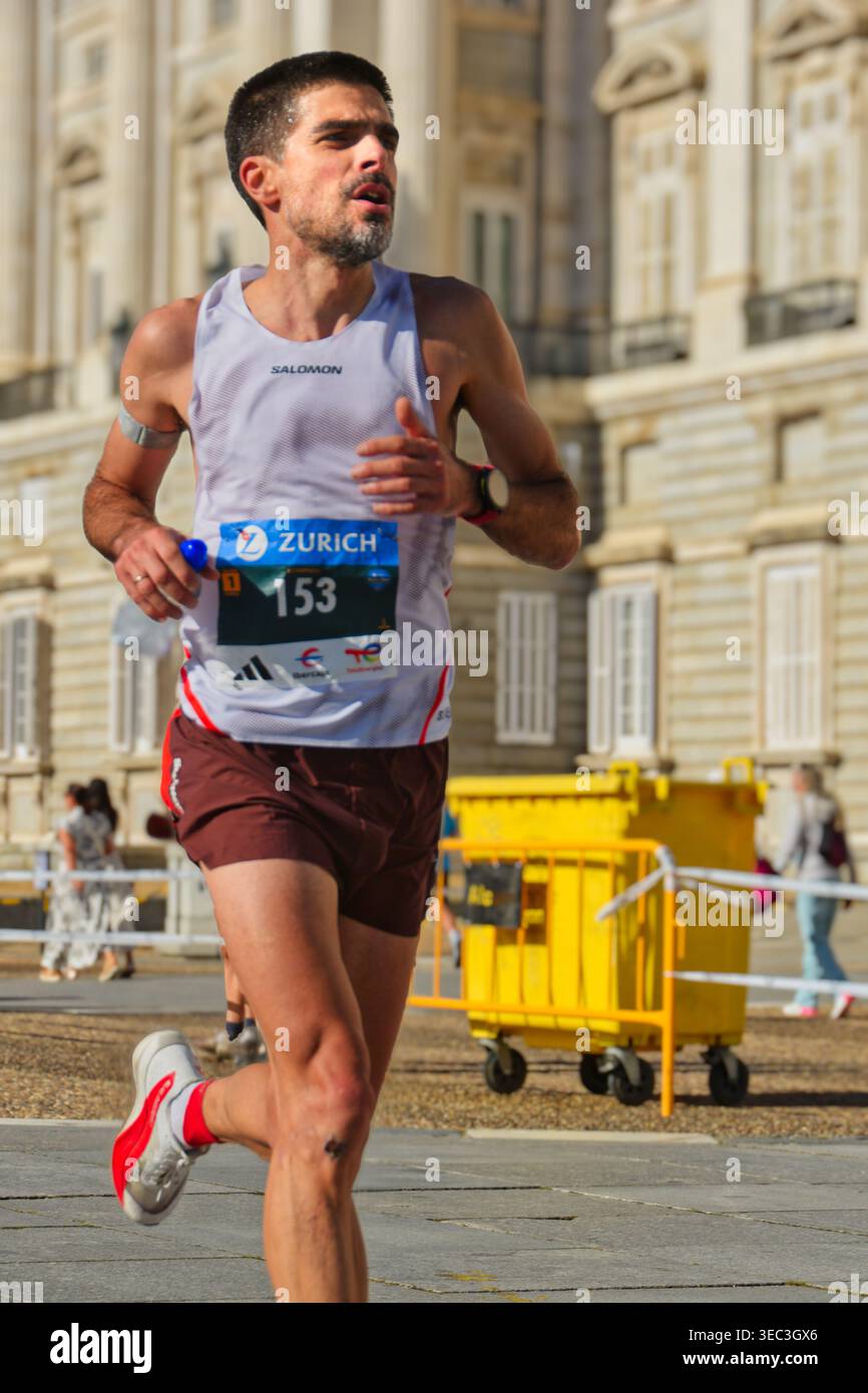 Il corridore che indossa il pettorale 153 passa davanti al Palazzo reale durante la maratona di Madrid Rock 'n' Roll di Zurigo, Spagna, aprile 26 2026. Foto Stock