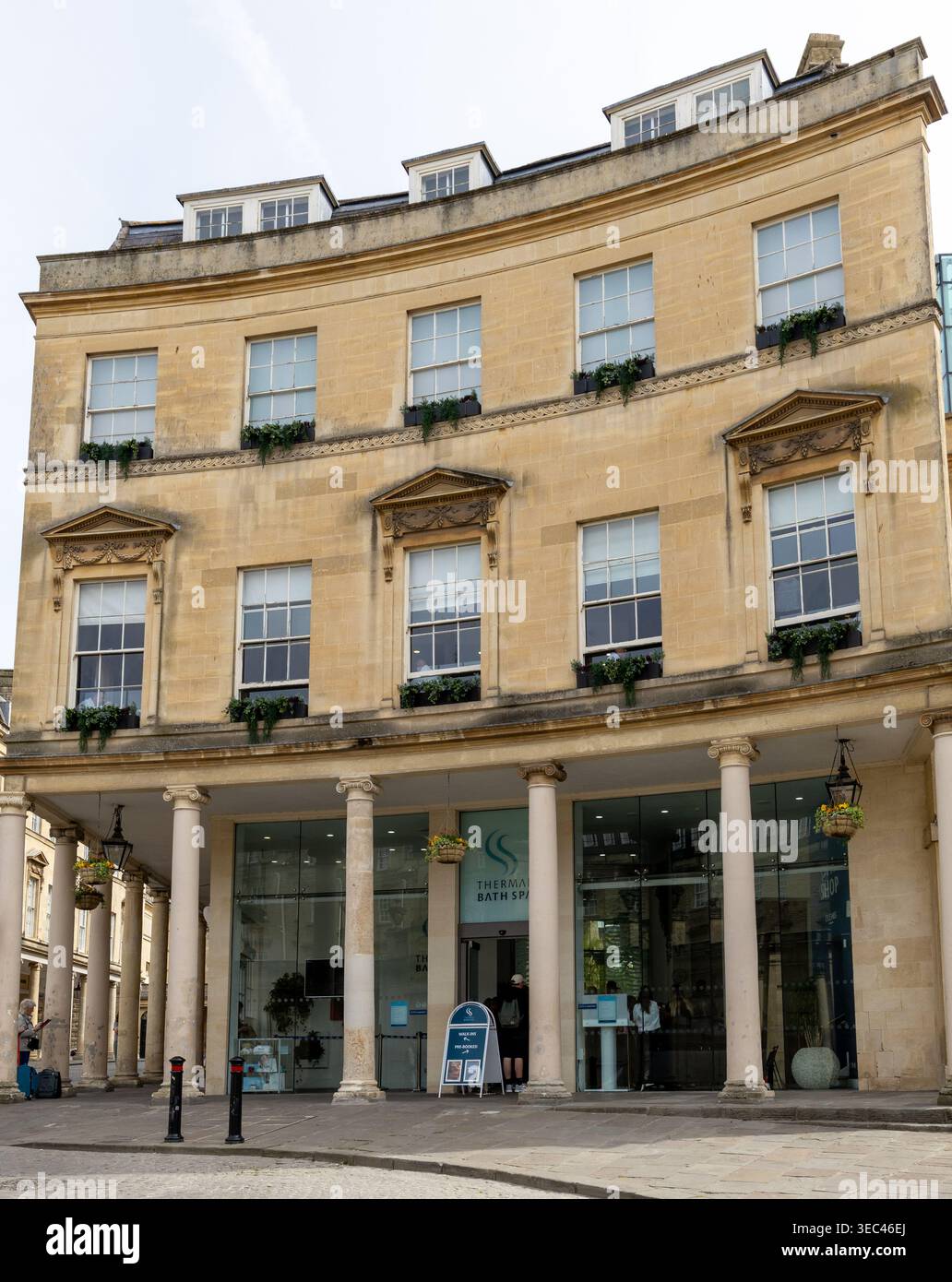 L'esterno del Thermae Bath Spa si trova nella storica città di Bath in Inghilterra e presenta una classica architettura georgiana con facciata in pietra calcarea e colonne ad arco Foto Stock