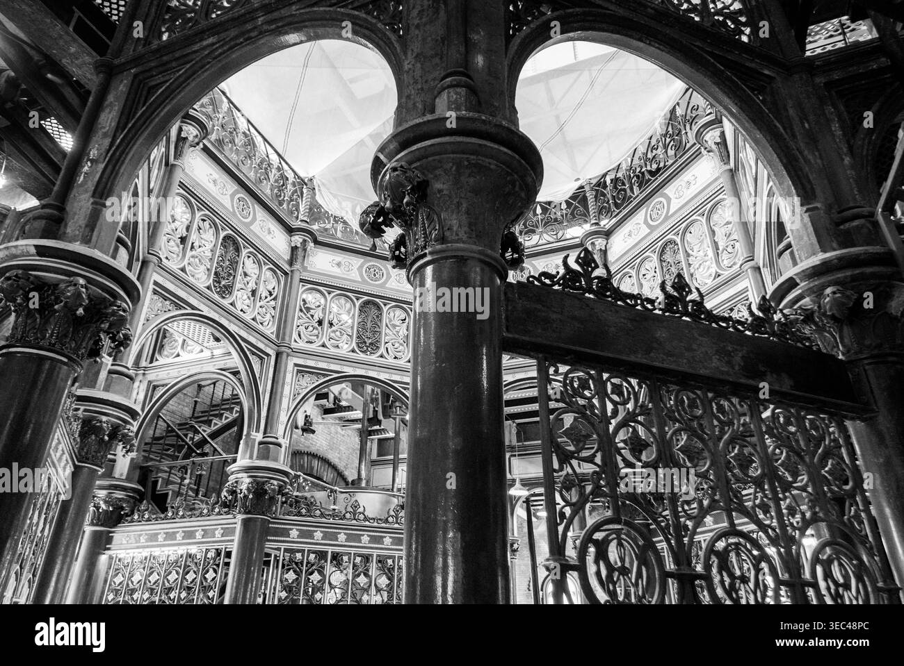 Lavori in ferro colorati presso la Crossness Pumping Station di Abbeywood, Londra, Regno Unito. Sito storico industriale vittoriano restaurato. I precedenti impianti di trattamento delle acque reflue. Foto Stock