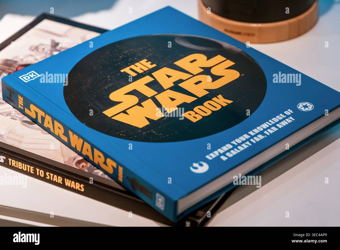 19 ottobre 2025, Belgrado, Serbia: Libro Star Wars con iconico logo arancione su una copertina blu Foto Stock
