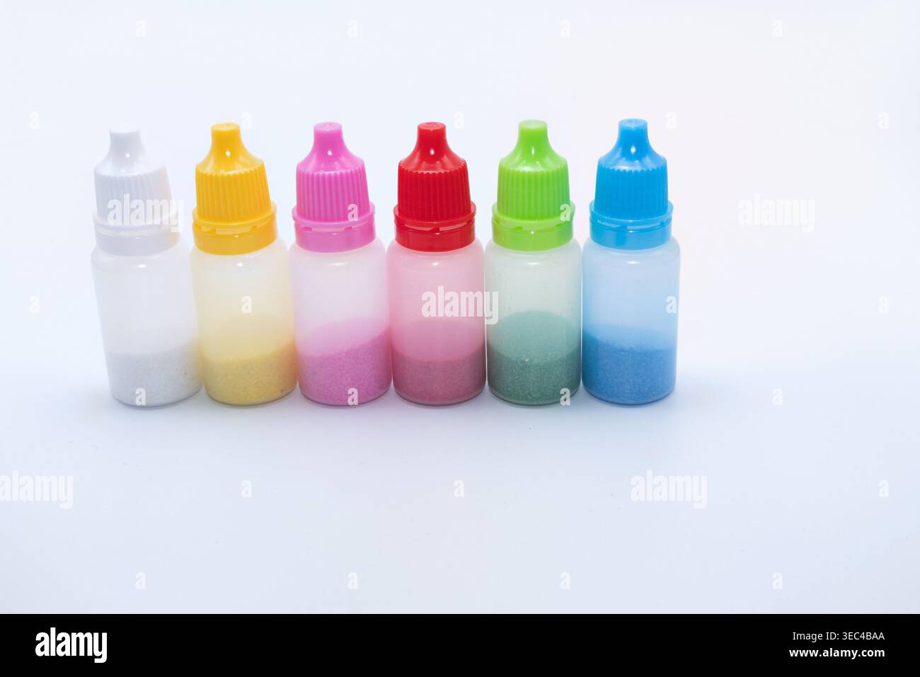 Flaconi contagocce colorati con pigmenti su sfondo trasparente Foto Stock
