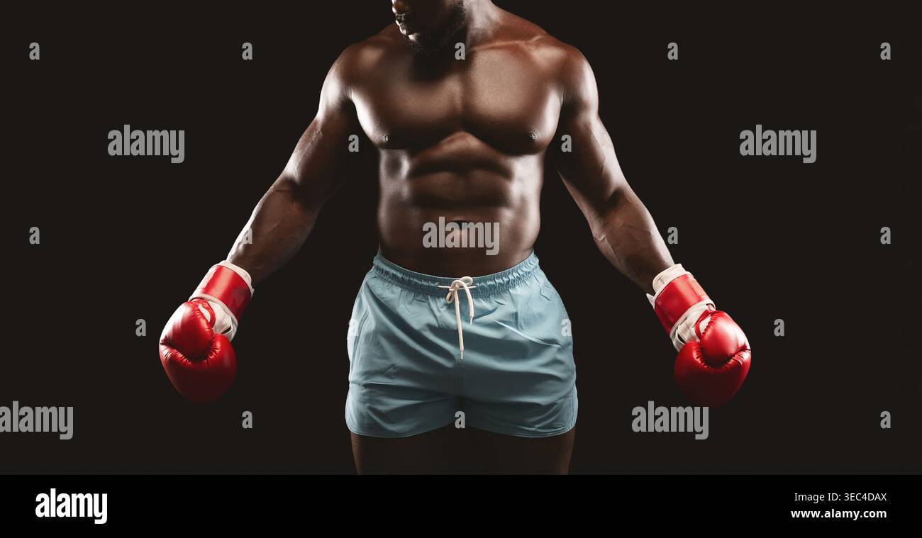 Boxer si prepara per la partita in Training Studio, dimostrando forza e determinazione Foto Stock