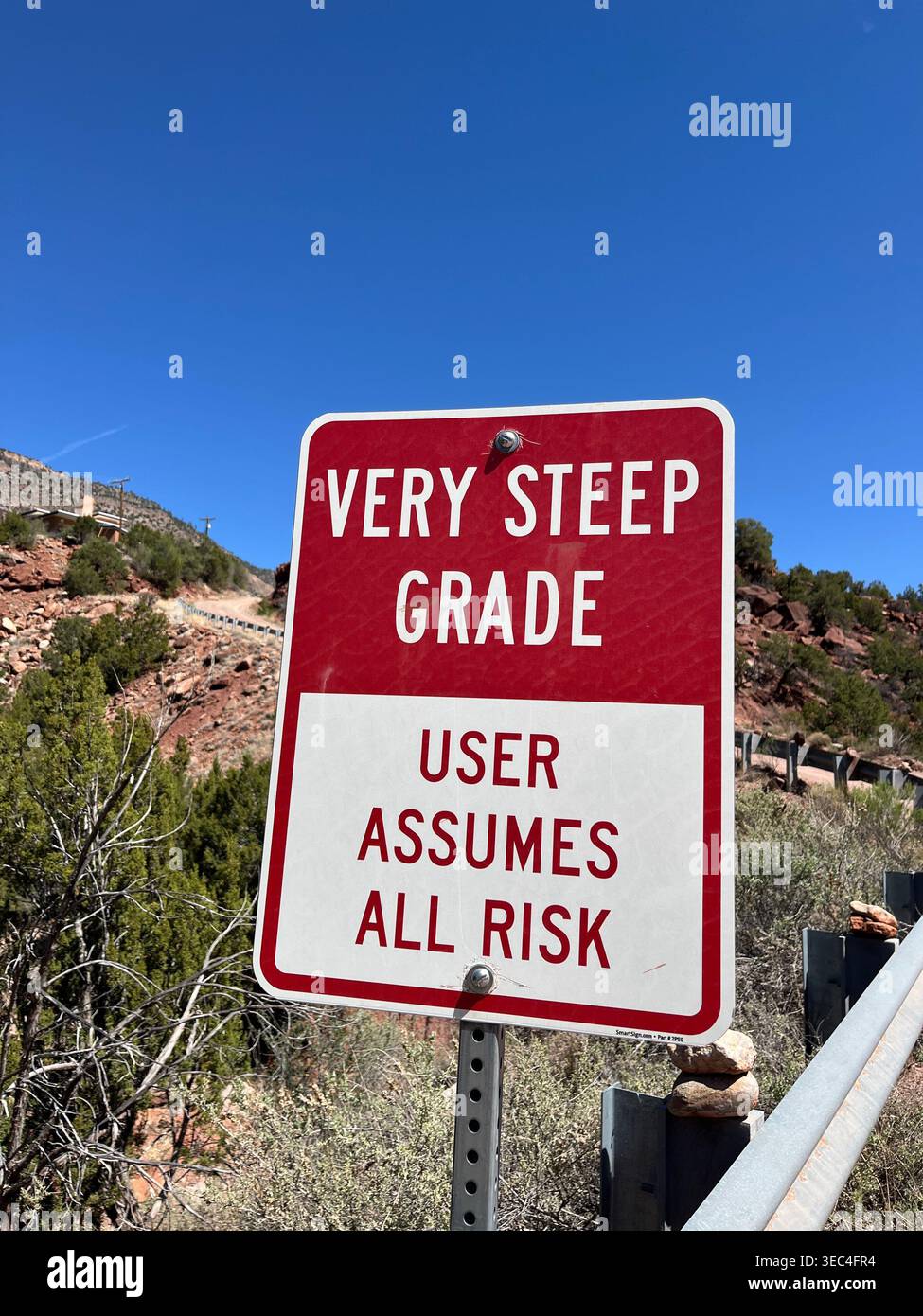 Cartello segnaletico stradale ripido l'utente si assume tutti i rischi, Jemez, New Mexico, Stati Uniti - Immagine stock catturata con smartphone