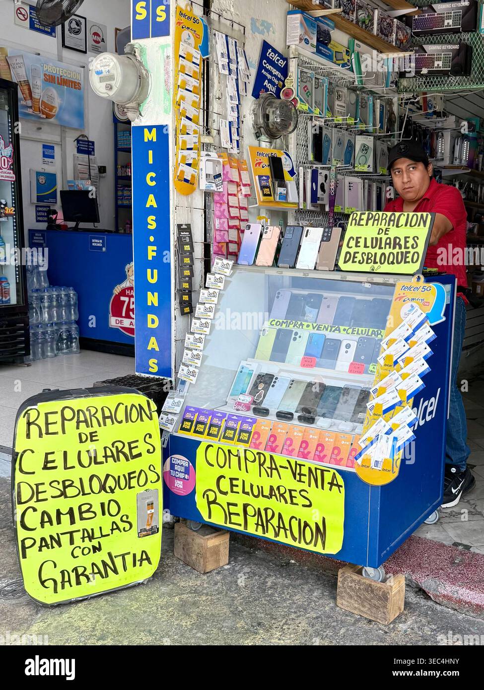 Un negozio di riparazione di telefoni cellulari e un rivenditore a Mérida, Yucatán, Messico Foto Stock