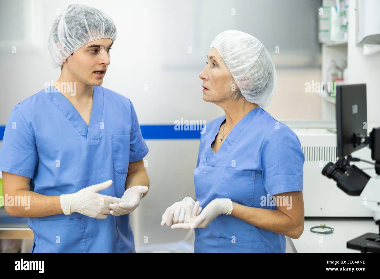 Donna anziana e giovane di servizio veterinario comunicano dopo aver ricevuto il paziente Foto Stock
