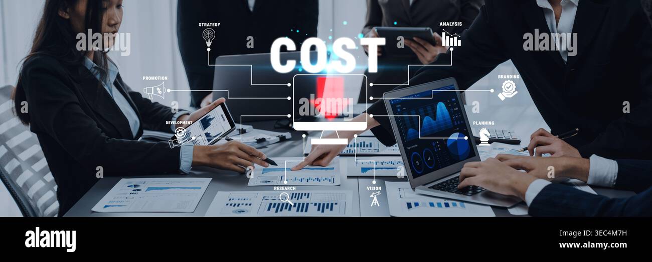 Riunione aziendale incentrata sull'analisi dei costi con presentazione dei dati, infografiche e dispositivi digitali in un ambiente d'ufficio moderno Quark. Foto Stock
