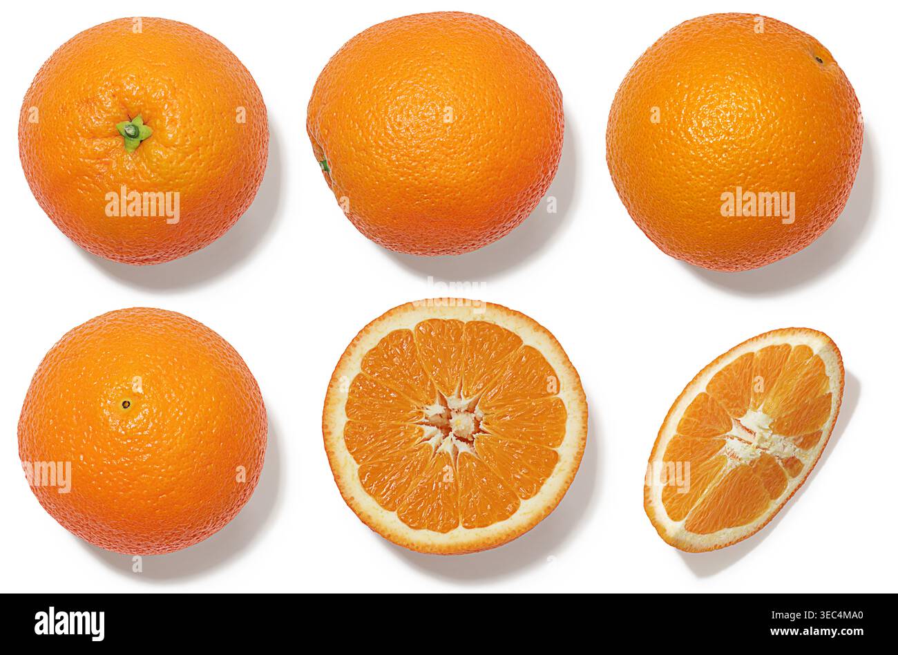 Assortimento di arance intere e tagliate a fette Foto Stock