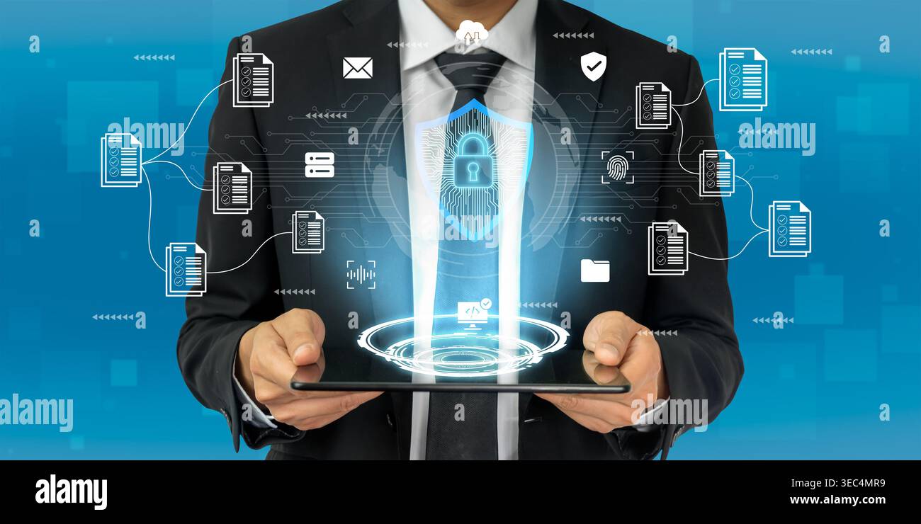 Un uomo d'affari in tuta regge un tablet mentre è circondato da icone digitali che simboleggiano la sicurezza dei dati. Questa immagine rappresenta la tecnologia moderna e sicura Foto Stock