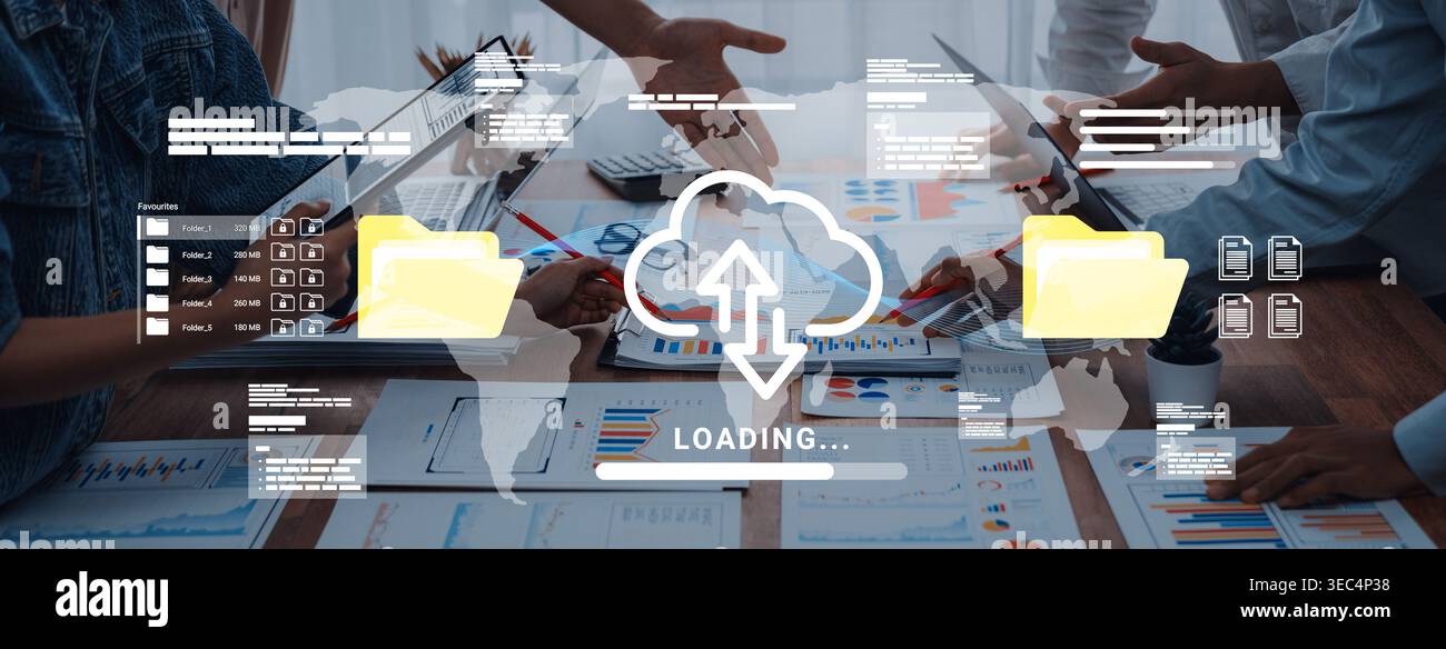 Incontro di lavoro coinvolgente che mostra il lavoro di squadra con schermi digitali e documenti. Si concentra sul caricamento dei dati, sull'analisi e sulla pianificazione strategica per Foto Stock