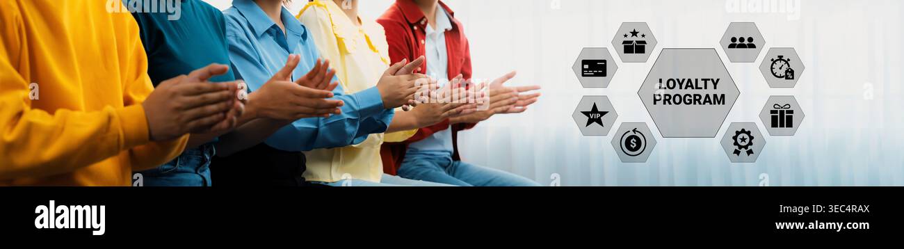 Un gruppo eterogeneo di persone che applaudono in un ambiente aziendale con icone dei programmi fedeltà sullo sfondo, che simboleggiano il coinvolgimento, il riconoscimento e il Foto Stock