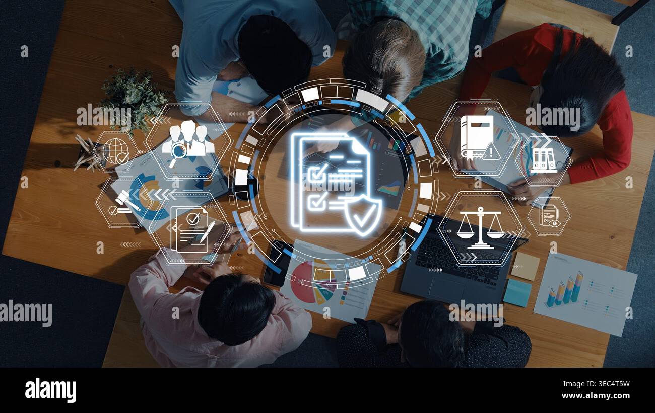 Gruppo diversificato che collabora alla strategia aziendale con la sovrapposizione digitale di liste di controllo e icone legali, sottolineando il concetto di lavoro di squadra e produttività Foto Stock