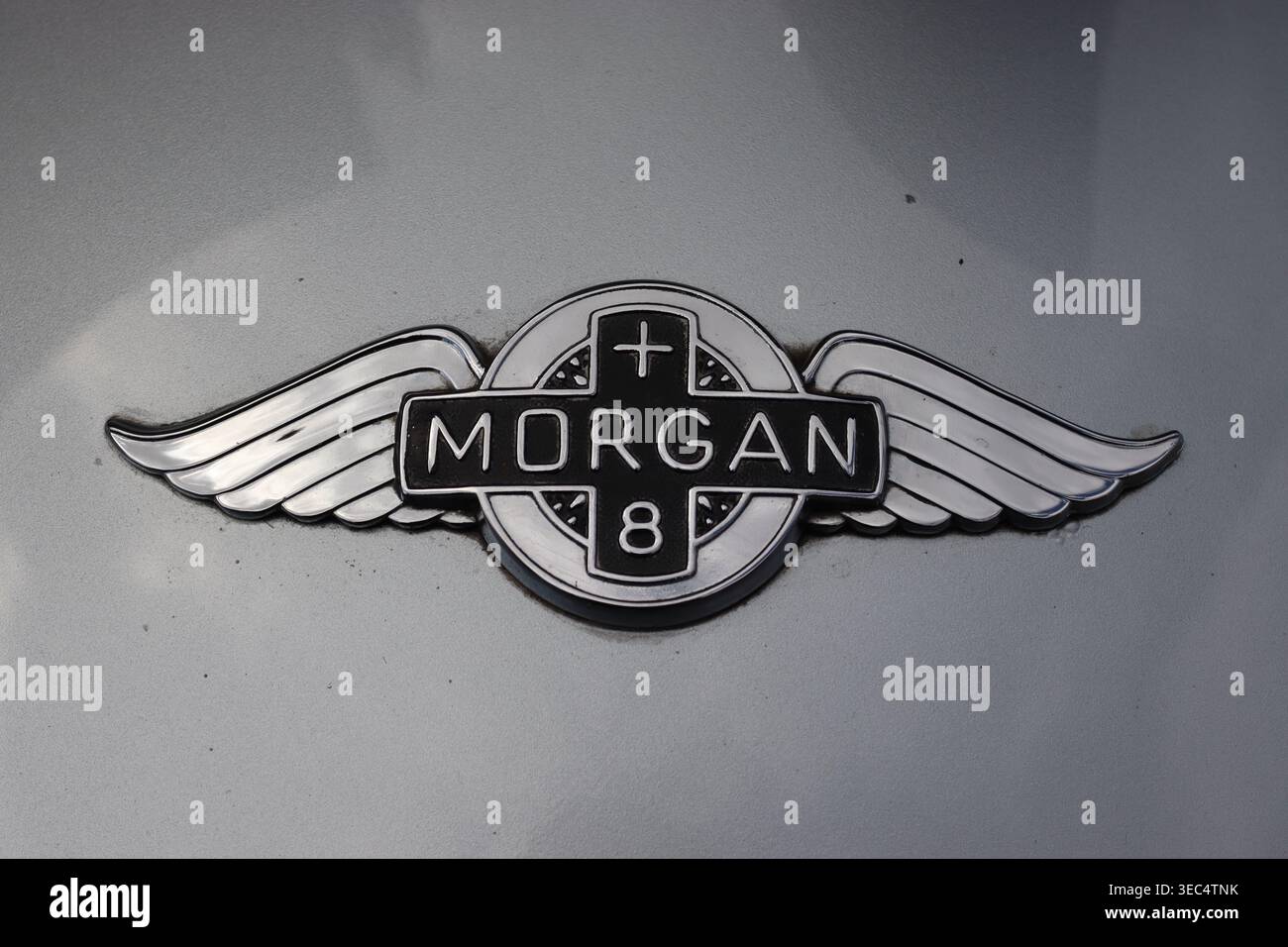 Lo stemma Morgan Sportscar alato è montato sulla calandra del radiatore di un Morgan Plus 8. Foto Stock