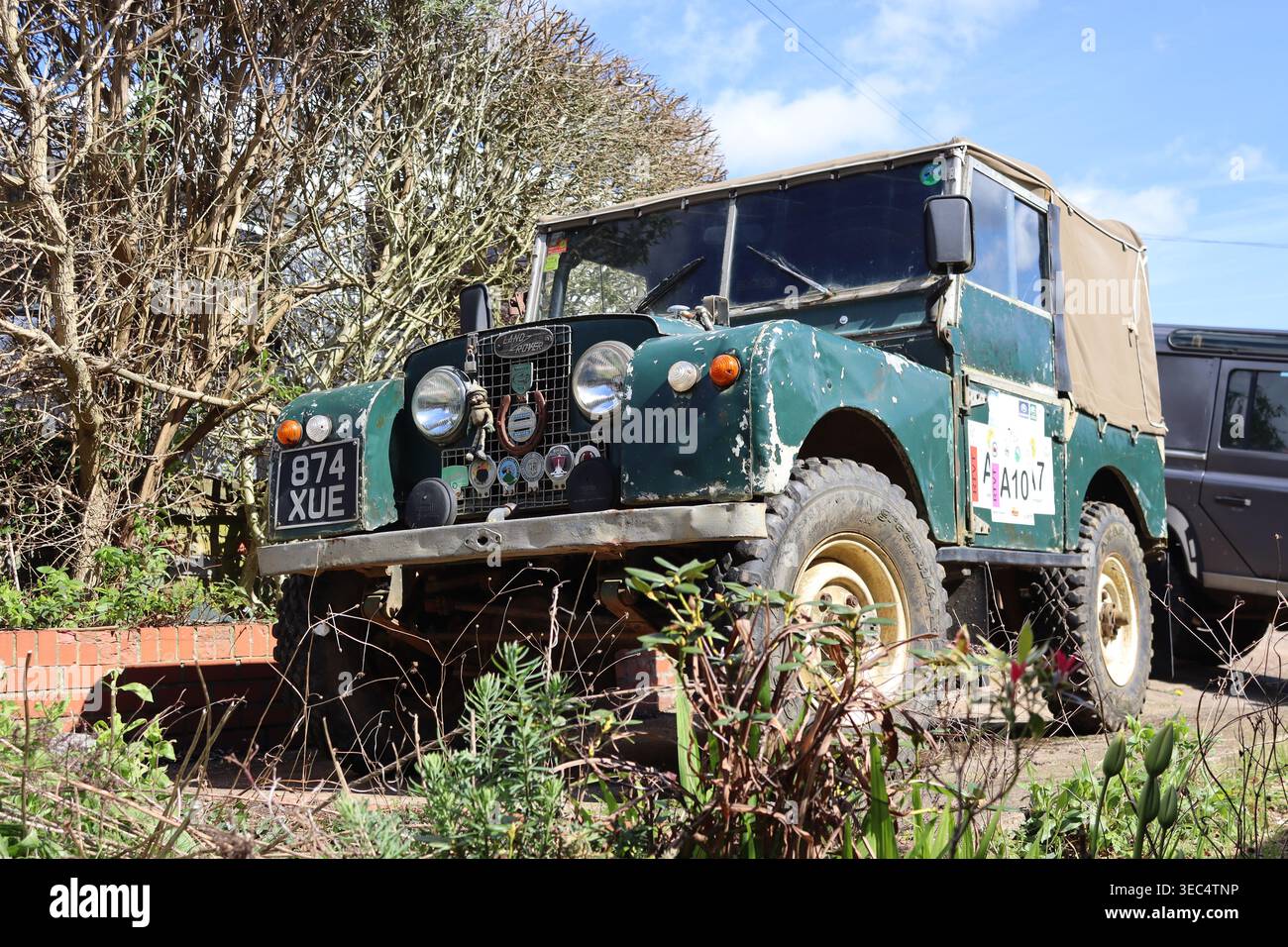 1953 Land Rover serie 1 80" SWB ancora andando forte - proprio come la scopa di Trigger! L'attuale proprietario è stato il custode negli ultimi 37 anni. Foto Stock