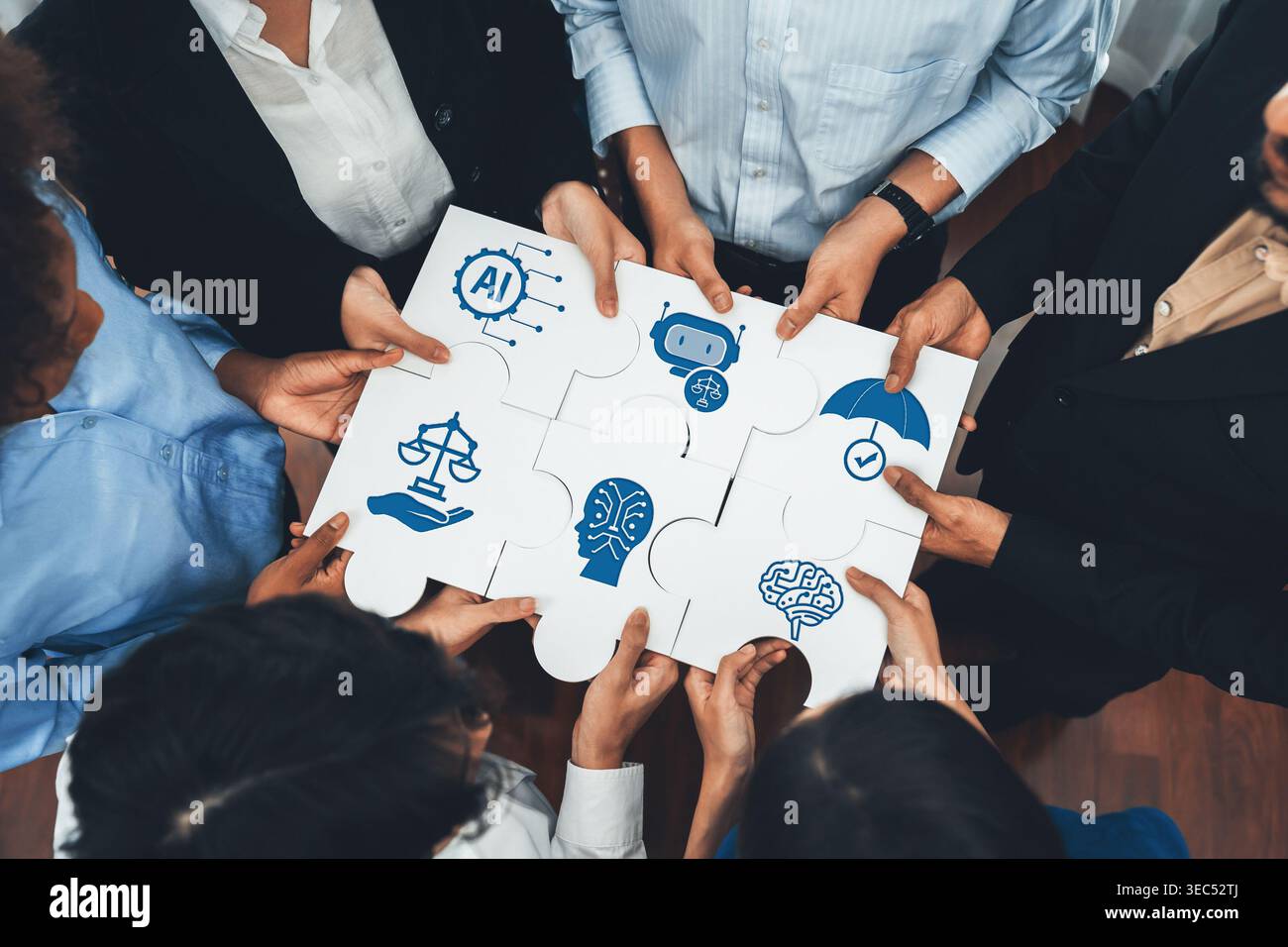 Diversi dirigenti aziendali collaborano in ufficio, collegando pezzi di puzzle per rappresentare la partnership e il lavoro di squadra. Unità e sinergia nel business Foto Stock