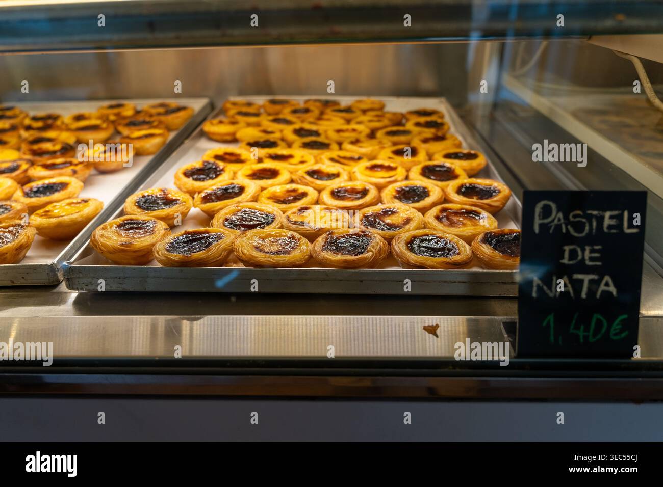 Pasticceria Pastel De nata appena sfornata in una vetrina da forno a Lisbona Foto Stock
