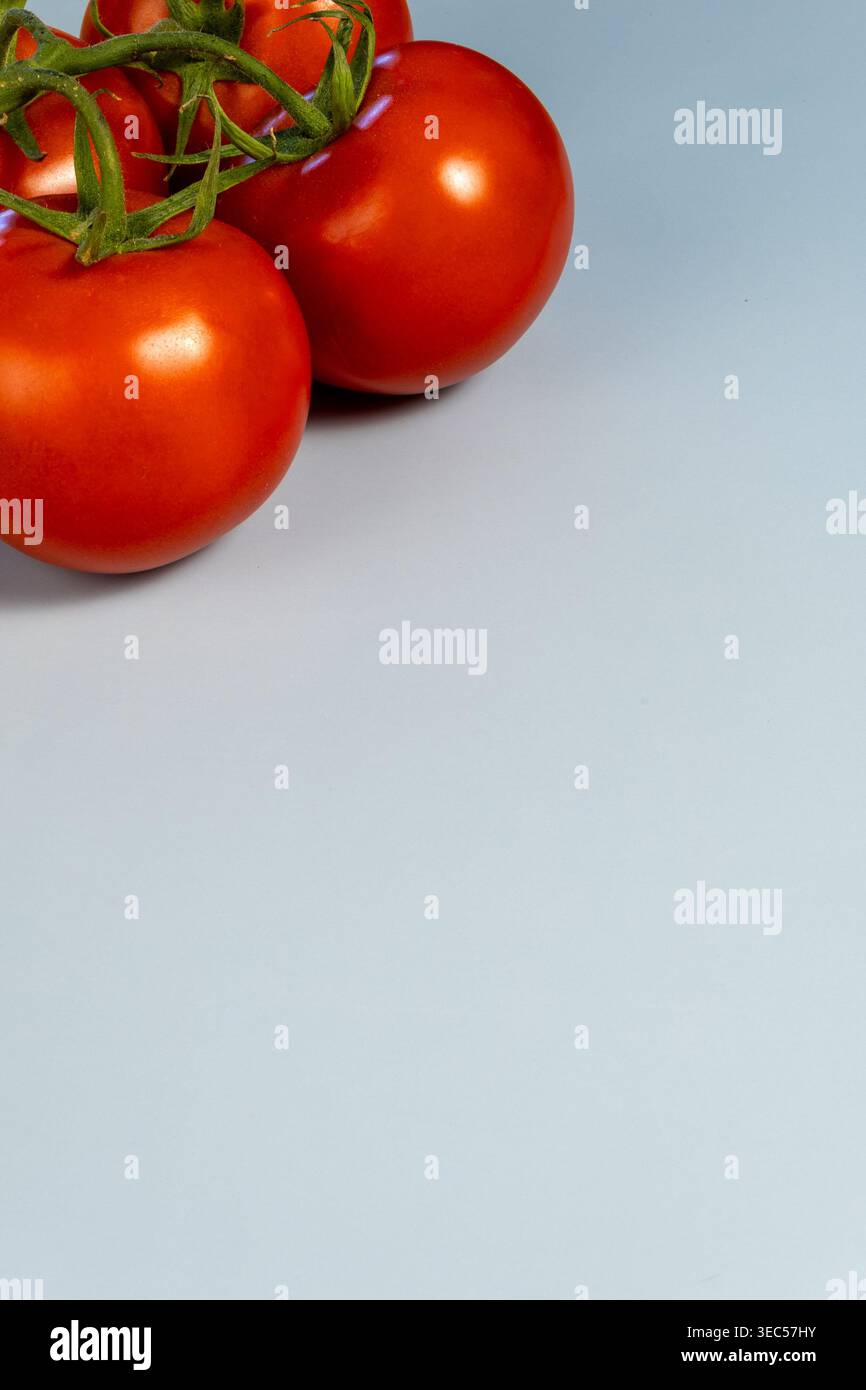 Immagine verticale top-down dei pomodori maturi nell'angolo con spazio di copia Foto Stock