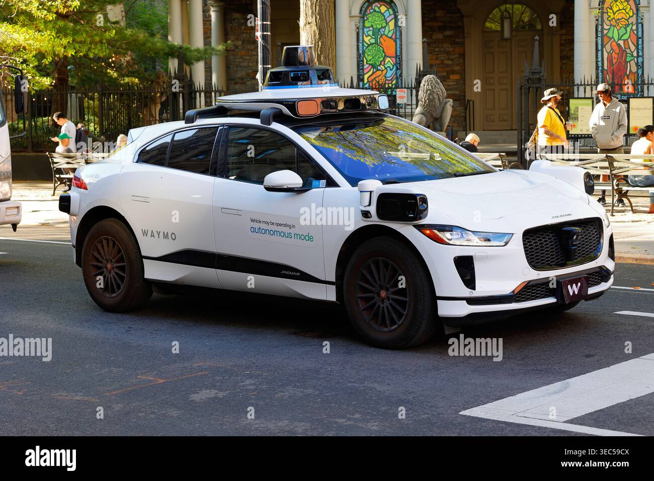 Un'auto Waymo a guida autonoma a New York. Le vetture funzionano con un conducente di sicurezza al volante in grado di assumere il pieno controllo quando necessario. Foto Stock