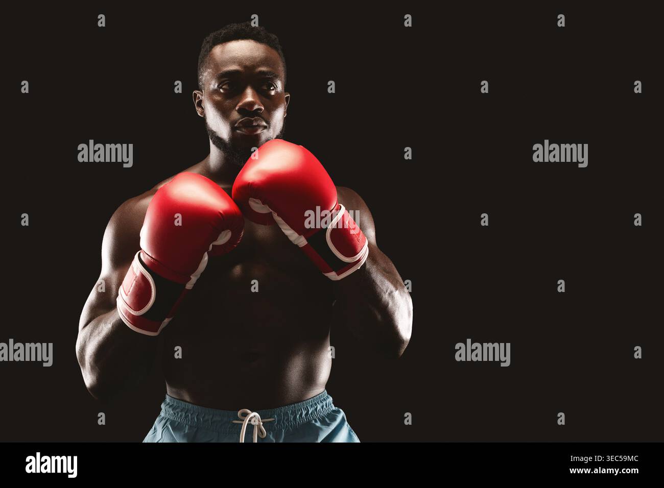 Boxer si prepara all'incontro in allenamento con concentrazione e determinazione Foto Stock