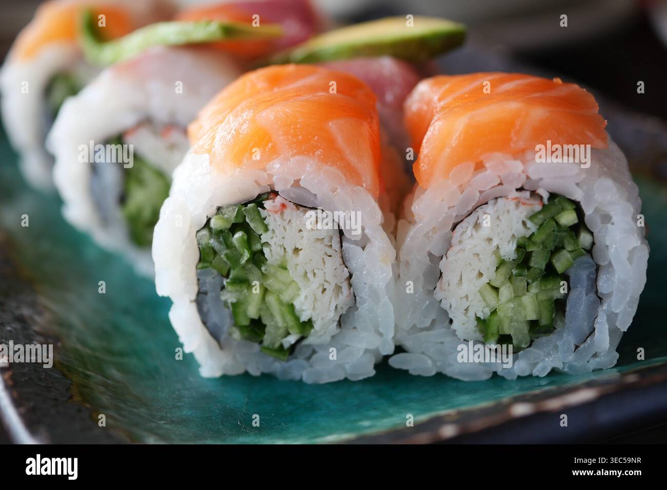 Panini di sushi freschi serviti su un piatto verde Foto Stock