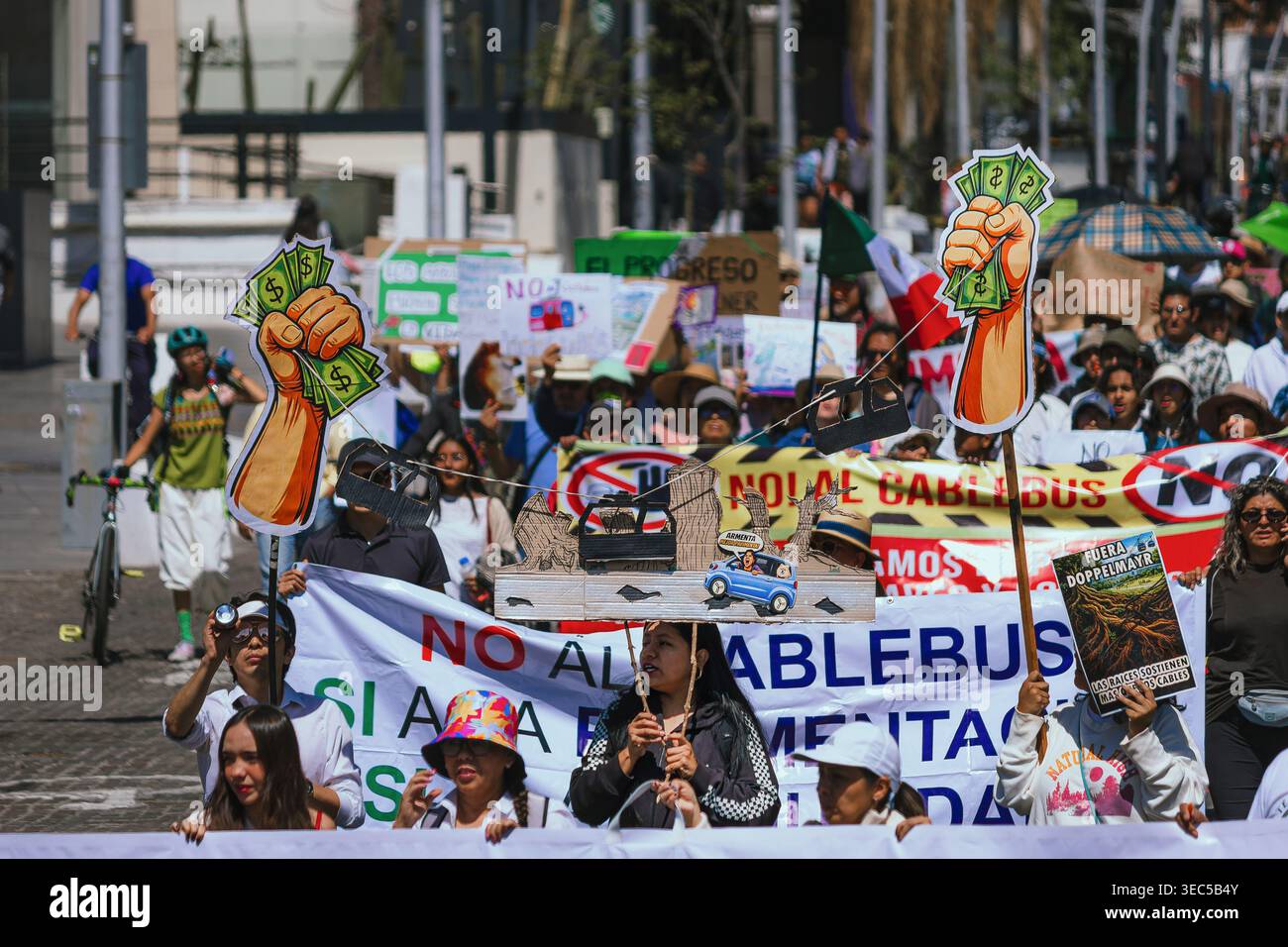 Una grande folla di manifestanti marcia per le strade di Puebla con striscioni e cartelli rivolti al governatore Alejandro Armenta Foto Stock
