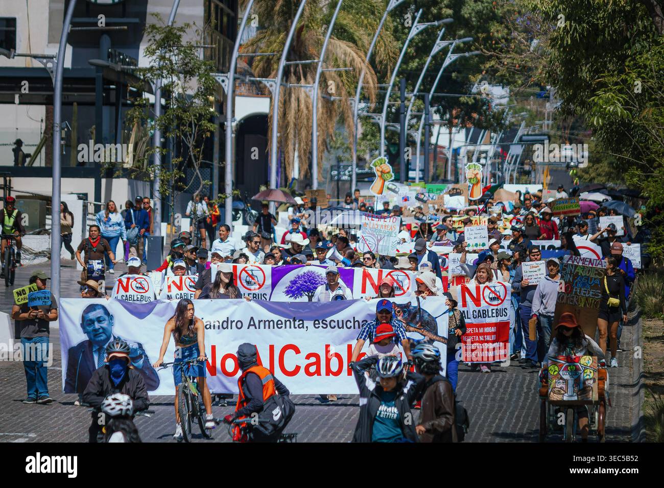 Una grande folla di manifestanti marcia per le strade di Puebla con striscioni e cartelli rivolti al governatore Alejandro Armenta Foto Stock