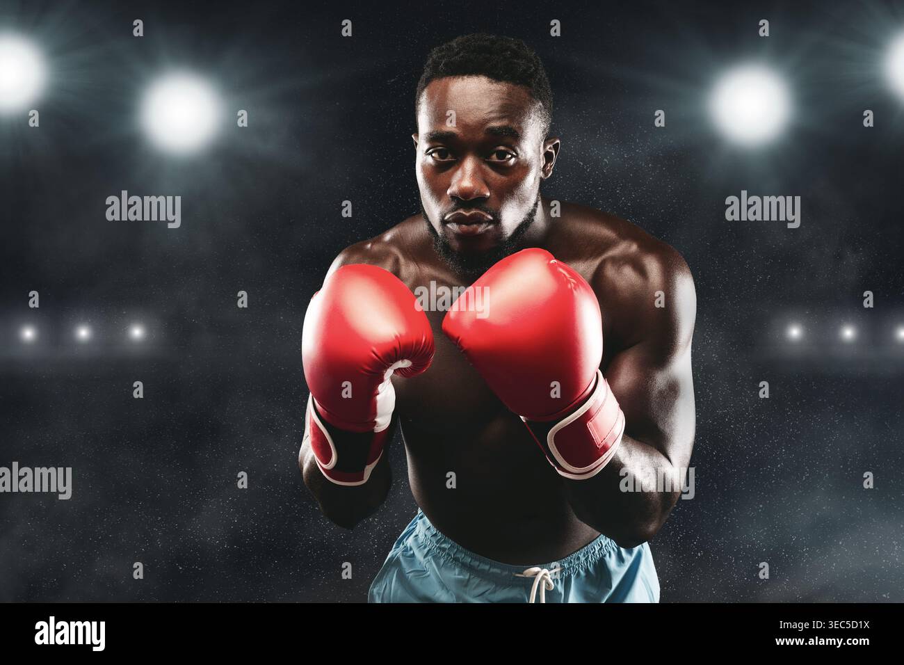 Boxer in preparazione per la partita in Arena con Bright Lights in background Foto Stock
