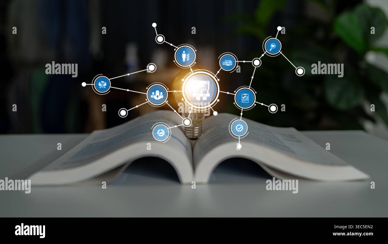 Questa immagine illustra l'emergere di idee e conoscenze attraverso una lampadina collocata in un libro aperto, combinata con varie icone digitali di Foto Stock