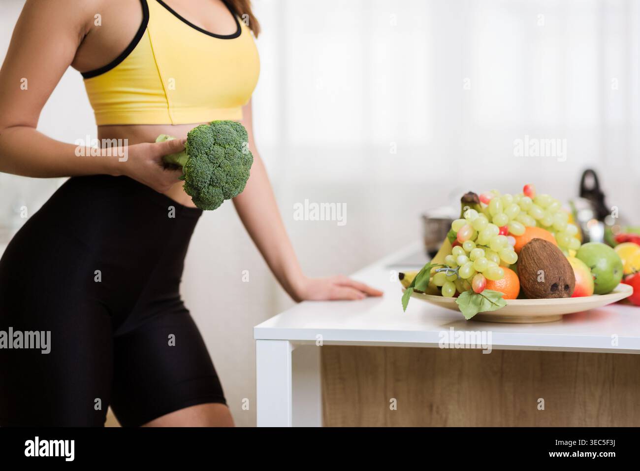 Concentratevi su una dieta sana e bilanciata attraverso frutta e verdura in ambiente domestico Foto Stock