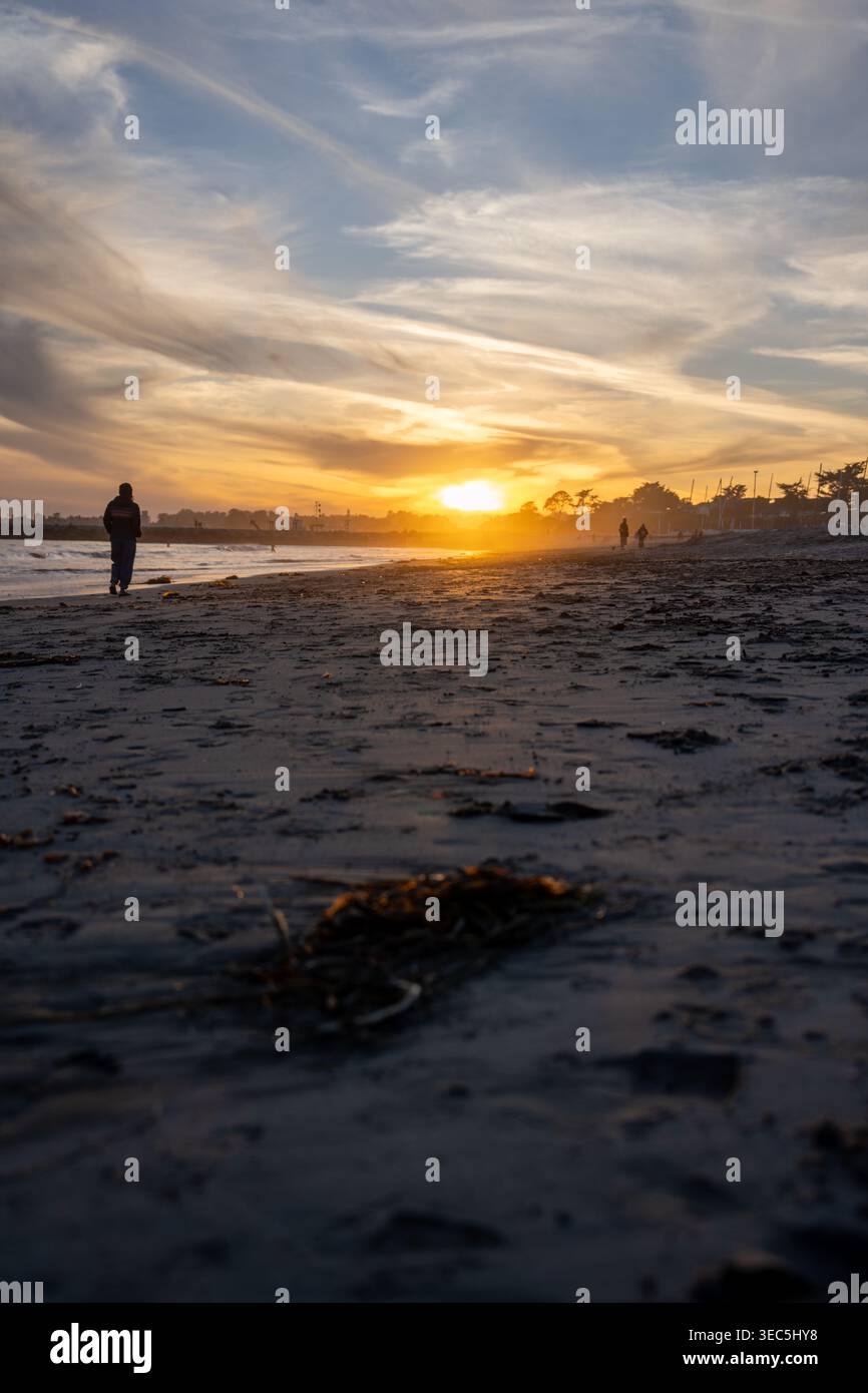 Un fresco tramonto primaverile vicino al litorale Foto Stock