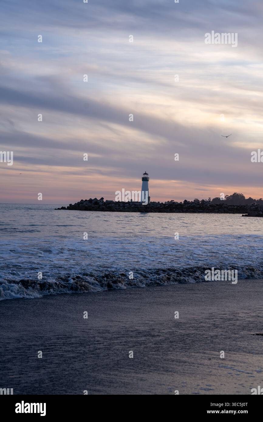 Un fresco tramonto primaverile vicino al litorale Foto Stock