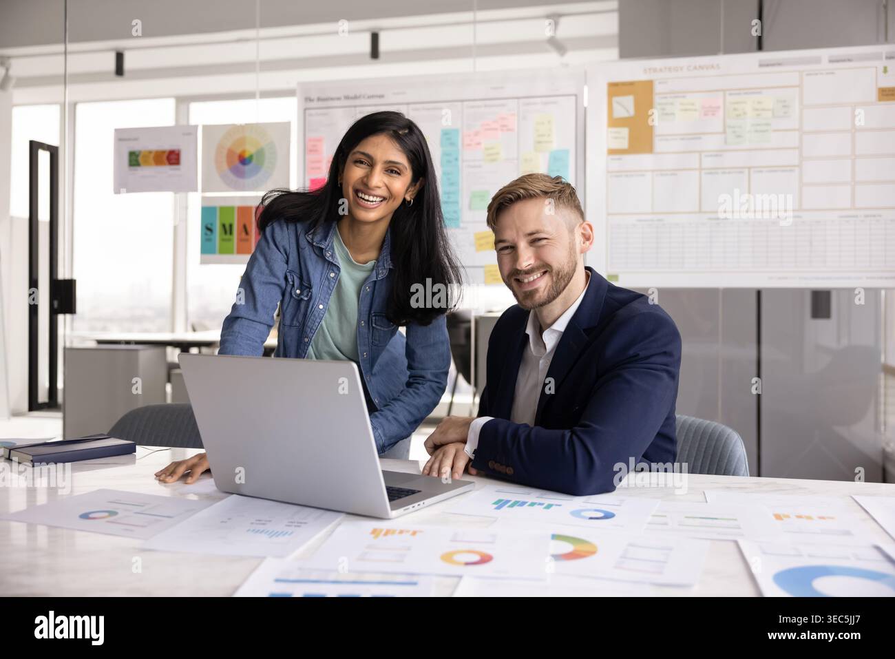Ritratto di due colleghi professionisti che lavorano insieme in un ufficio moderno Foto Stock