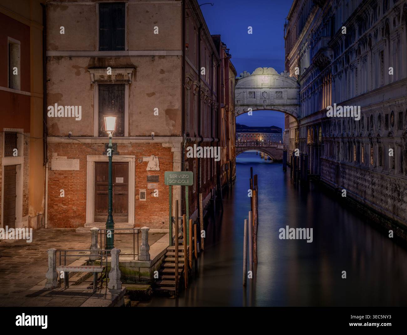 Ponte dei Sospiri Venezia Italia, punto di riferimento del canale, architettura storica, iconica destinazione turistica Venezia Italia, romantico paesaggio urbano sul lungomare Foto Stock