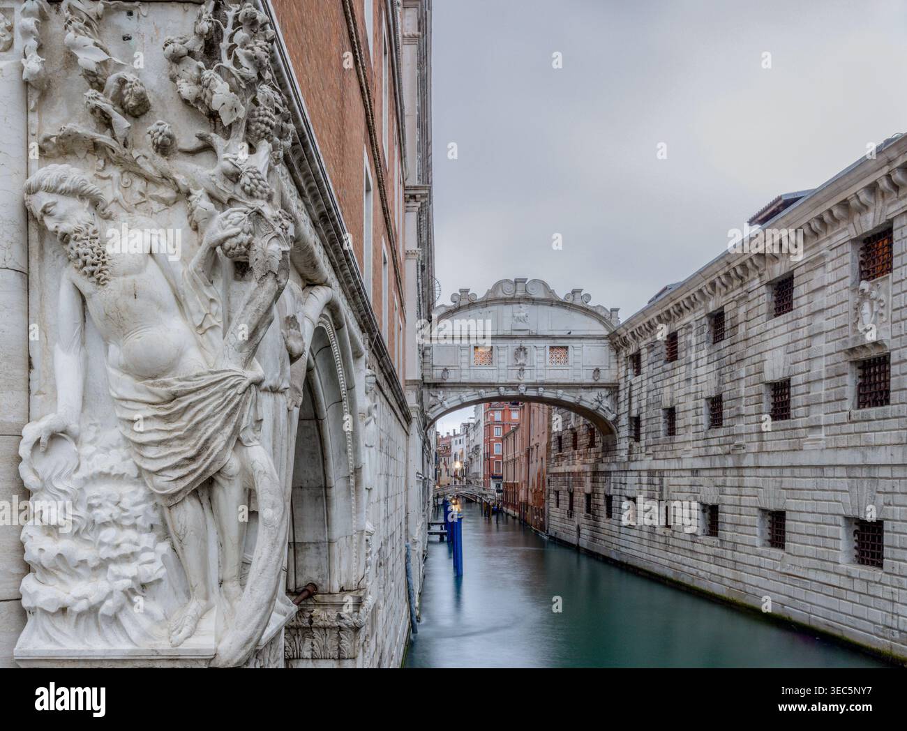 Ponte dei Sospiri Venezia Italia, punto di riferimento del canale, architettura storica, iconica destinazione turistica Venezia Italia, romantico paesaggio urbano sul lungomare Foto Stock
