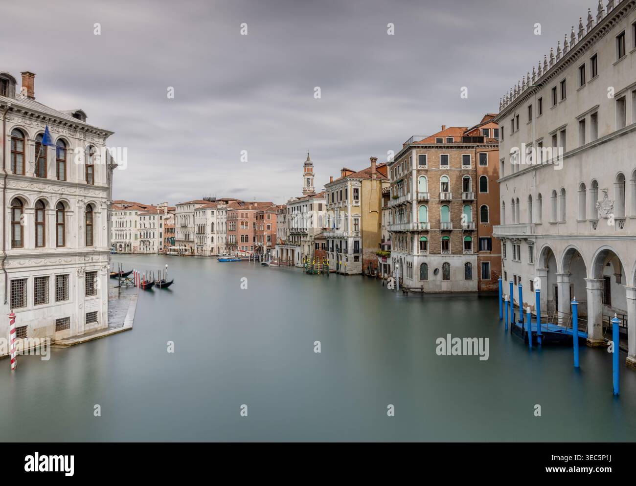 Canale Grande, Venezia, Italia, vista classica lungo il famoso corso d'acqua fiancheggiato da palazzi veneziani storici e architettura tradizionale. Foto Stock