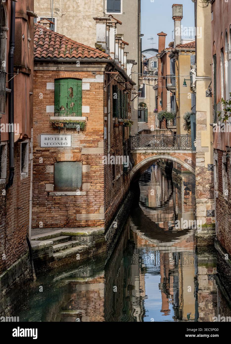 I canali di Venezia e il paesaggio urbano della gondola. L'architettura storica e i riflessi sul lungomare creano un'iconica destinazione di viaggio europea. Foto Stock