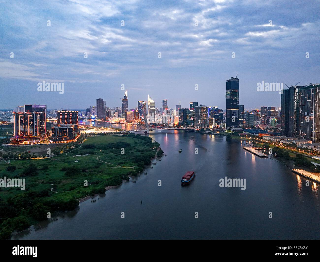 Moderno skyline del Distretto 1 e dell'area di Thu Thiem sul fiume Saigon al tramonto, ho chi Minh City, Vietnam. Foto Stock