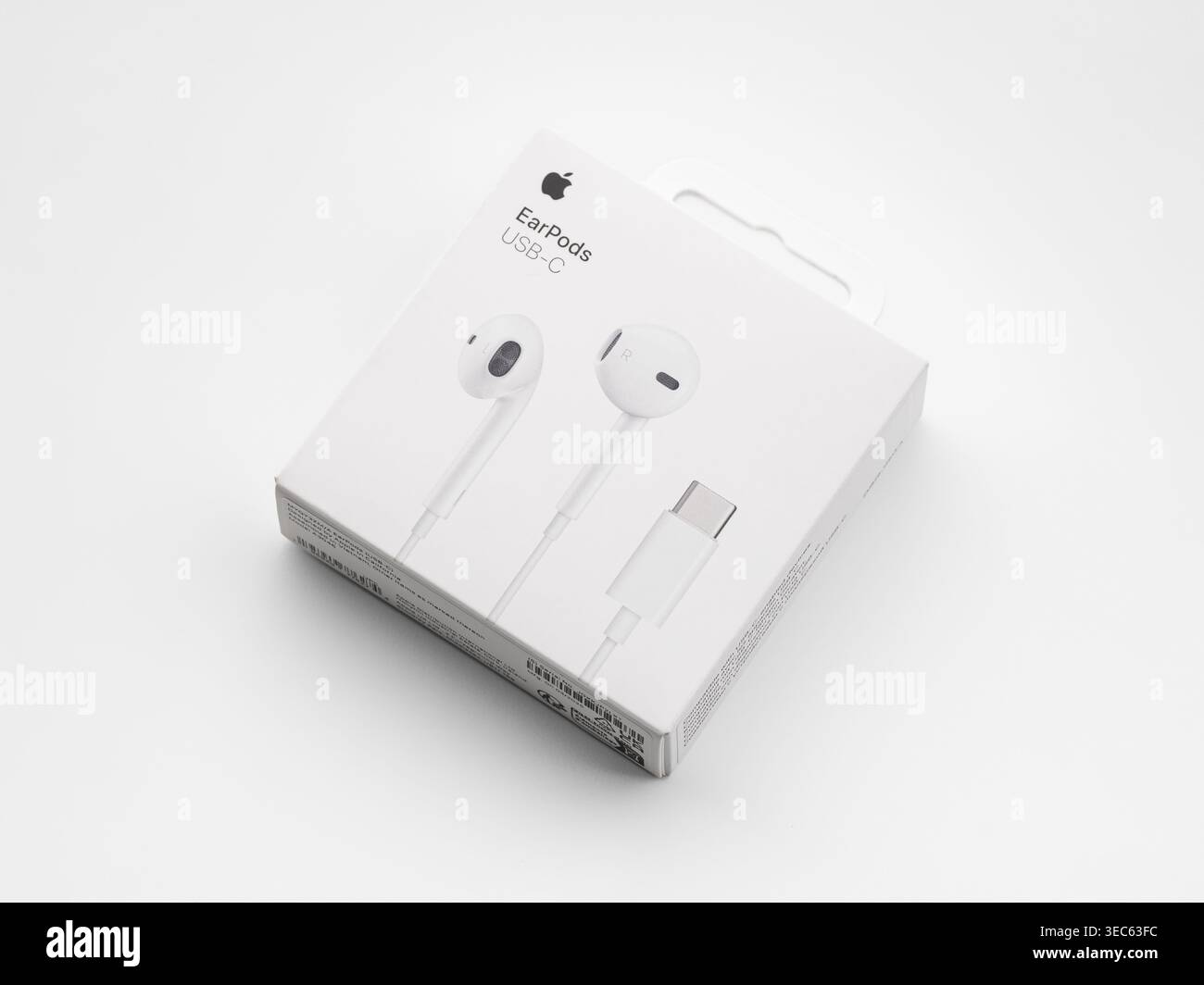 Dnipro, UCRAINA 29.04.2025: Auricolari Apple nella loro custodia originale su sfondo bianco. Nuovi auricolari Apple cablati, un nuovo dispositivo Apple Computers. IPhone. Foto Stock