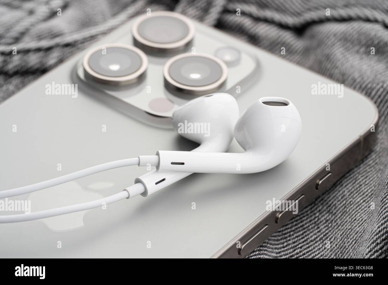 Auricolari Apple iPhone e Apple. I nuovi auricolari Apple sono un nuovo dispositivo di Apple Computers. Musica Foto Stock