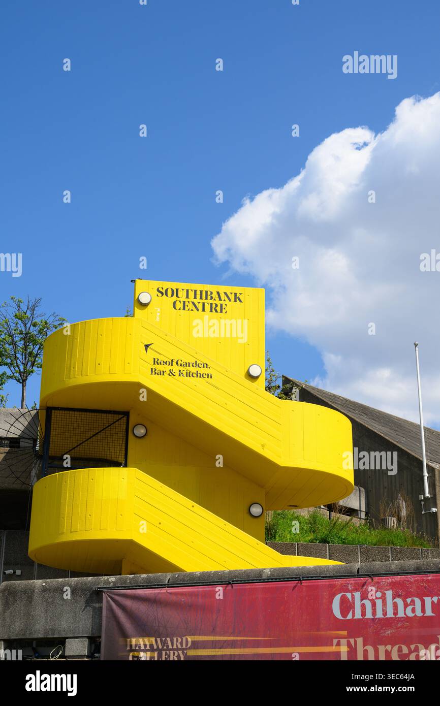 Scala gialla esterna, Southbank Centre, Londra, Regno Unito. 27 aprile 2026 Foto Stock
