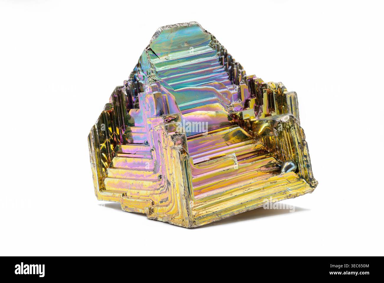 Un cristallo di bismuto. Questo metallo ha una struttura in cristallo "scalinata" e una splendida lucentezza iridescente che produce un arcobaleno di colori Foto Stock