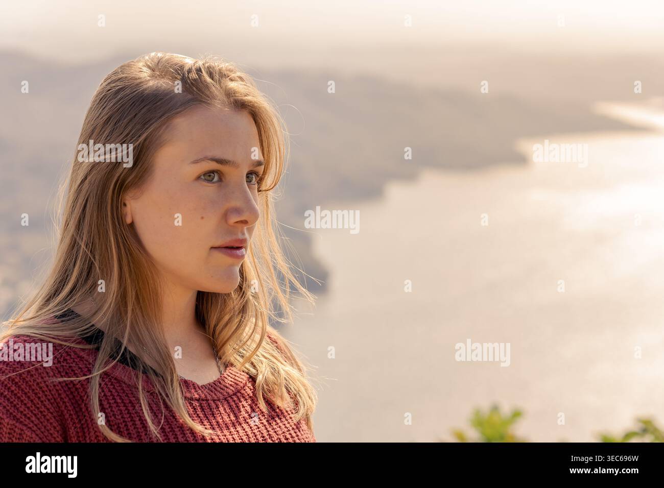Giovane donna Ritratto di Bright Lake Foto Stock