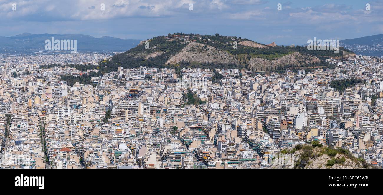 Panorama del crinale Tourkovounia che si affaccia sul bacino urbano di Atene Foto Stock