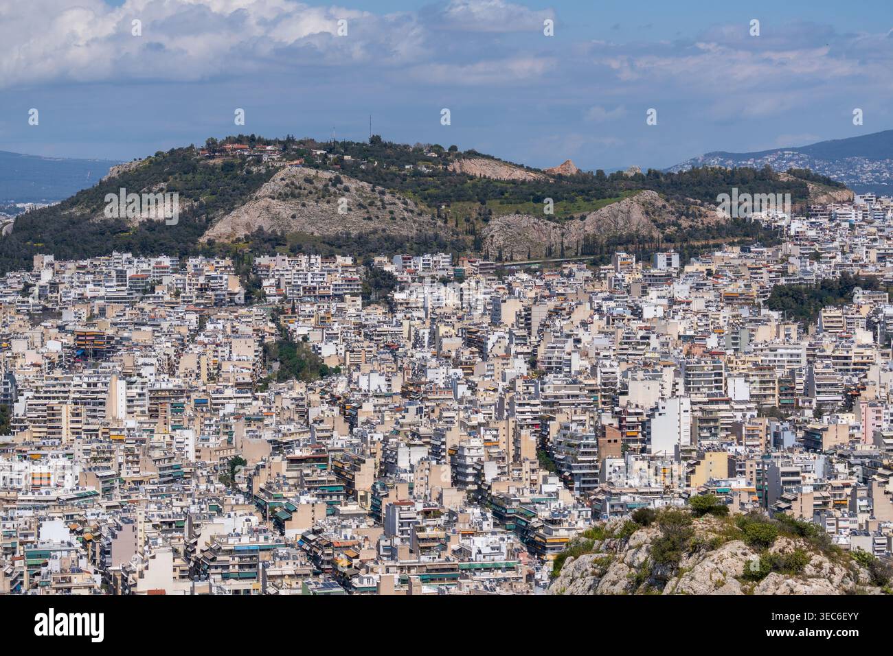 Immagine della dorsale Tourkovounia che si affaccia sul bacino urbano di Atene Foto Stock