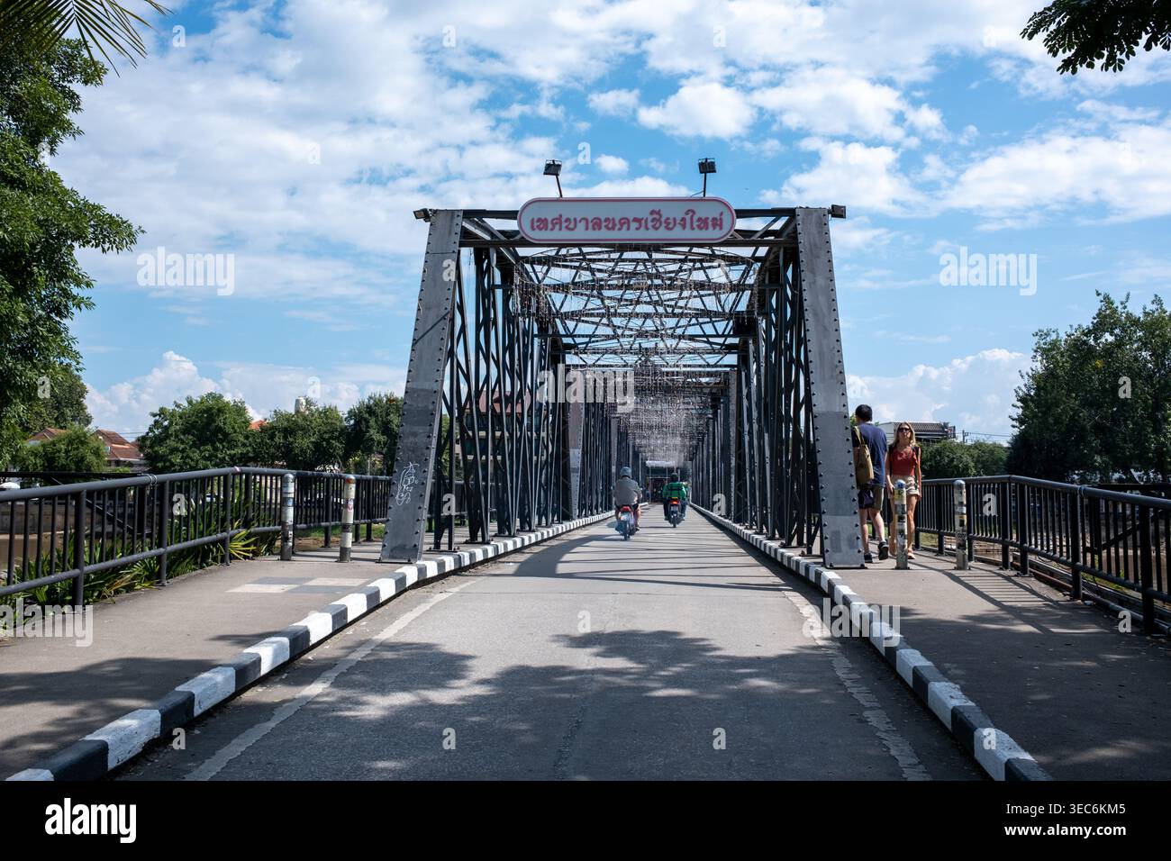 ponte sul fiume a Chiang mai in Thailandia Foto Stock