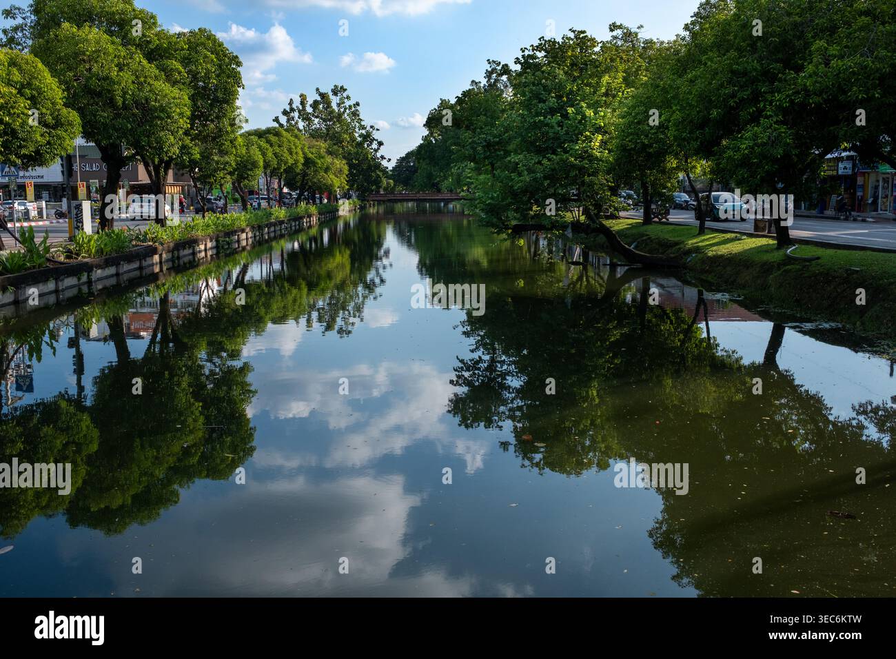 Il fossato della città di Chiang mai in Thailandia Foto Stock