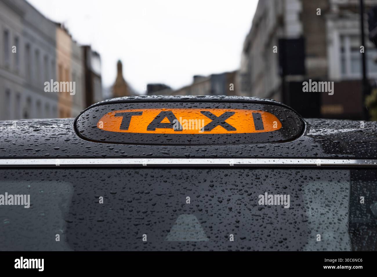 Cartello taxi illuminato sul tetto di un'auto Foto Stock