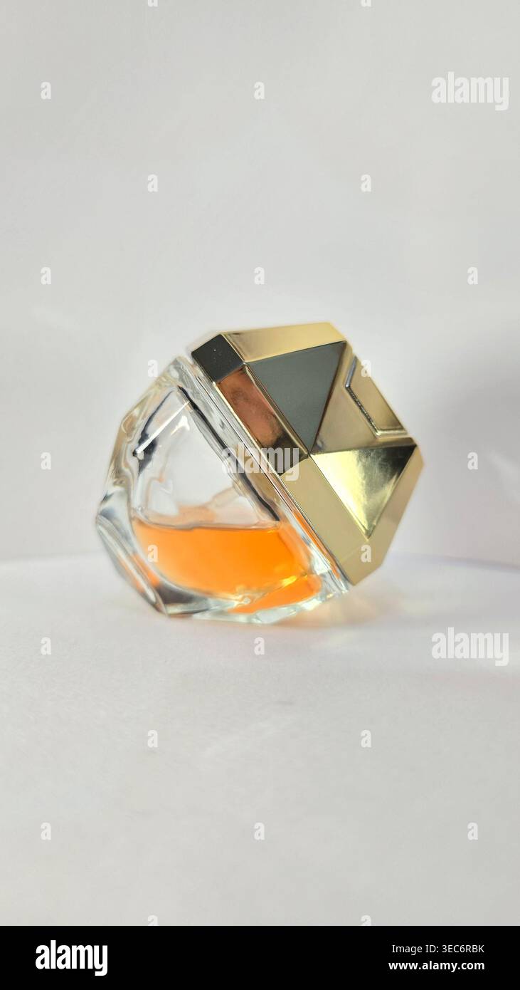 Una bottiglia di profumo di lusso con un design geometrico in cristallo su uno sfondo bianco pulito, elegante fotografia di prodotto. - Immagine stock catturata con smartphone